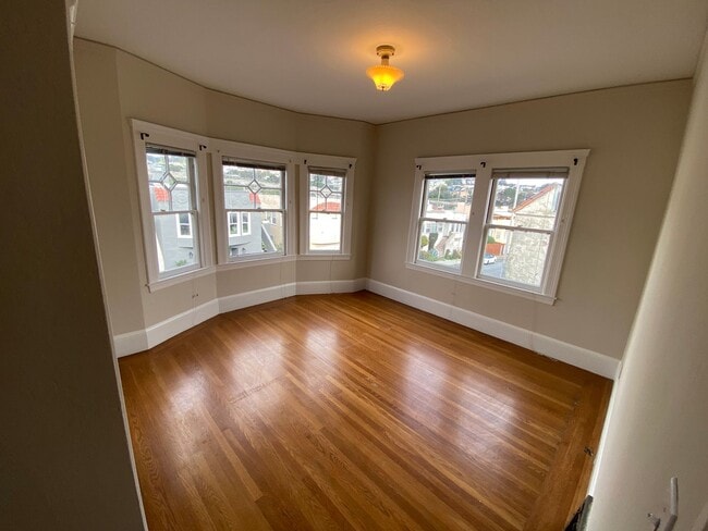 Building Photo - Epic REA - Spacious Light-filled Corner House 4BD/ 2BA