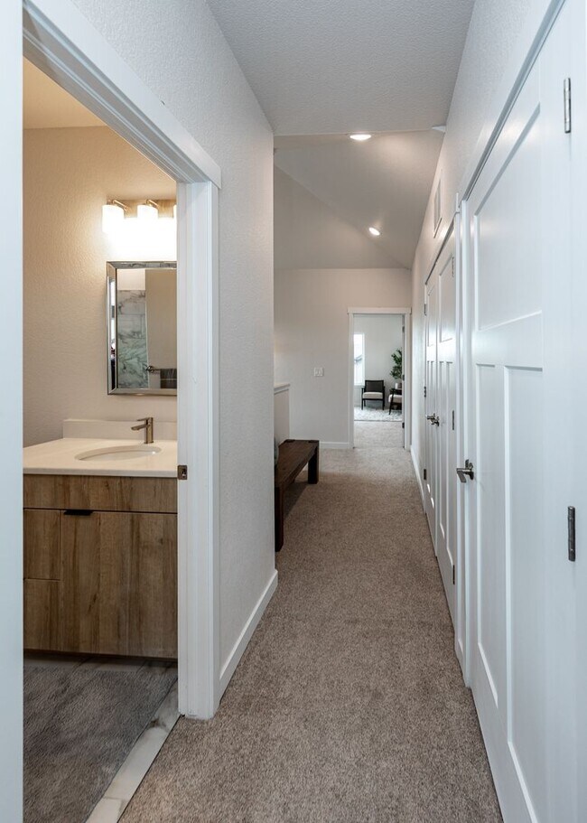 Building Photo - 3 Bedroom End Unit Luxury Townhome in Moun...