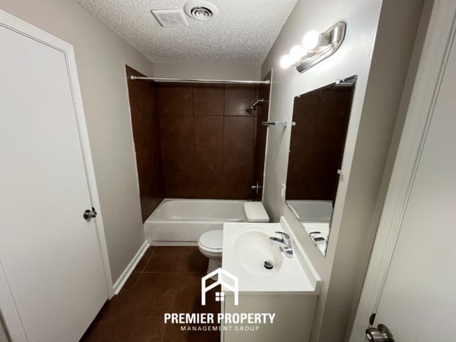 Building Photo - 3034 Clarendon Rd