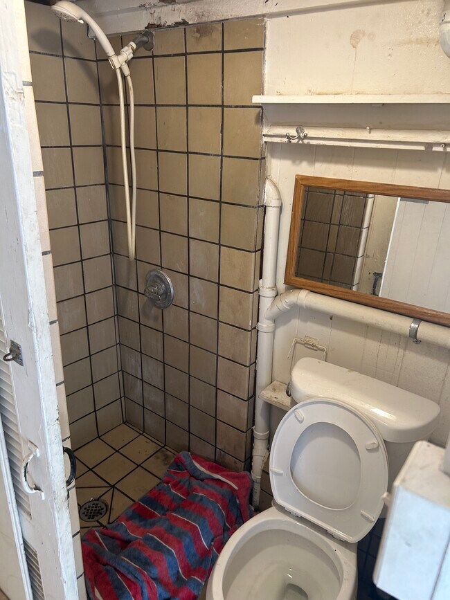 Building Photo - 1733 Hoe St