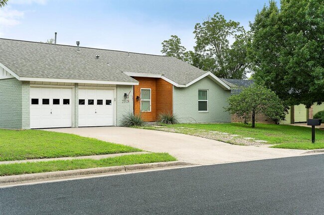 Building Photo - 2513 Broken Oak Dr