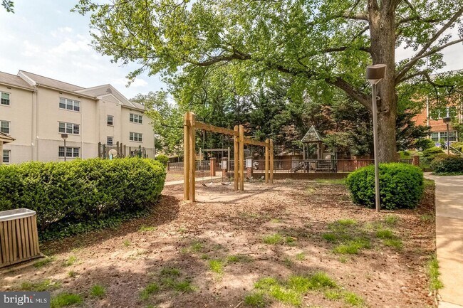 Building Photo - 6198 Greenwood Dr