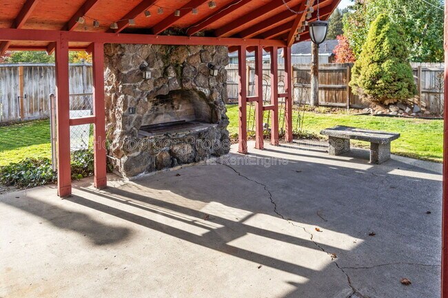 Building Photo - 1003 W Eastmont Way