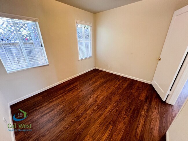 Building Photo - $2,595 - Darling 2 Bedroom 1 Bathroom Dupl...