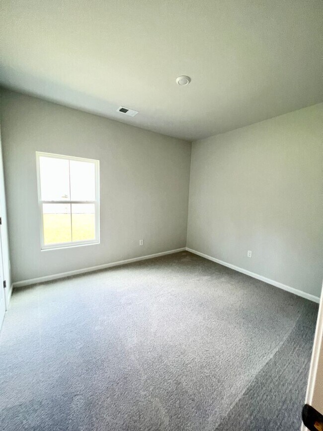Building Photo - FOUR Bedrooms! SUPREME location! Move in ready!