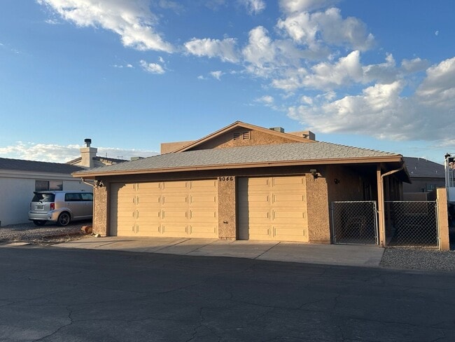 Building Photo - 9046 Lakeview Dr