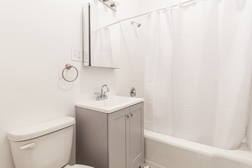 Building Photo - 2819 N Pine Grove Ave