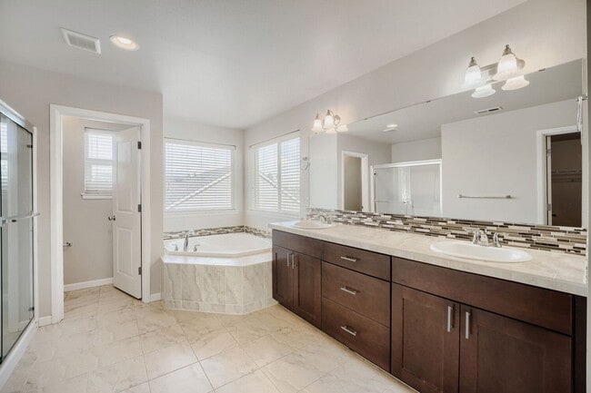 Building Photo - Amazing 4bed/2.5bath with Den in Kent, WA!