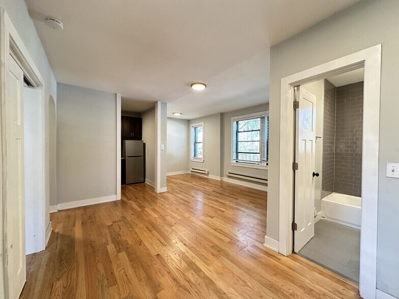 Building Photo - 4530 N Damen Ave