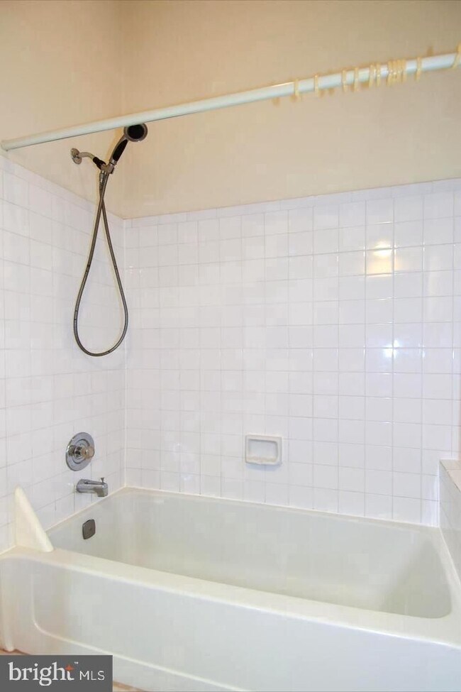 Building Photo - Sunny and spacious top floor unit featuring an open floor plan perfect for entertaining!