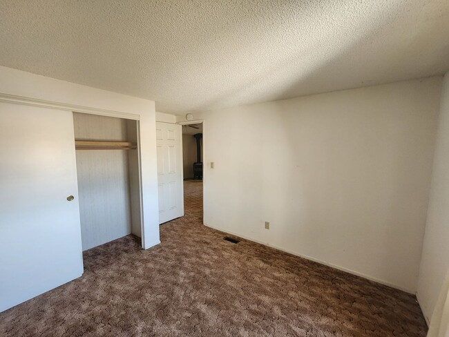Building Photo - Well-Maintained 3BR/2BA