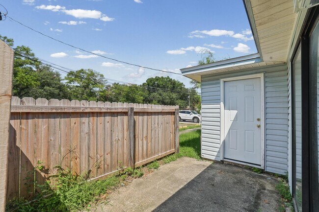Building Photo - 455 Stara Cir