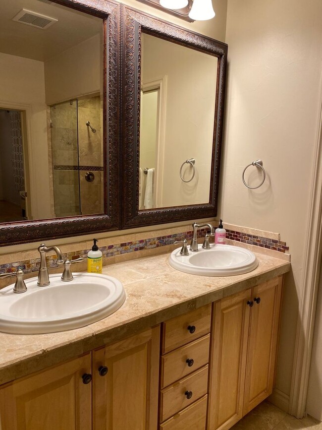 Building Photo - Fully furnished rental in downtown Anchorage