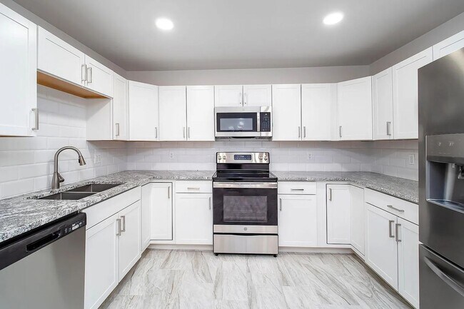 Building Photo - 1017 E West Cir Dr
