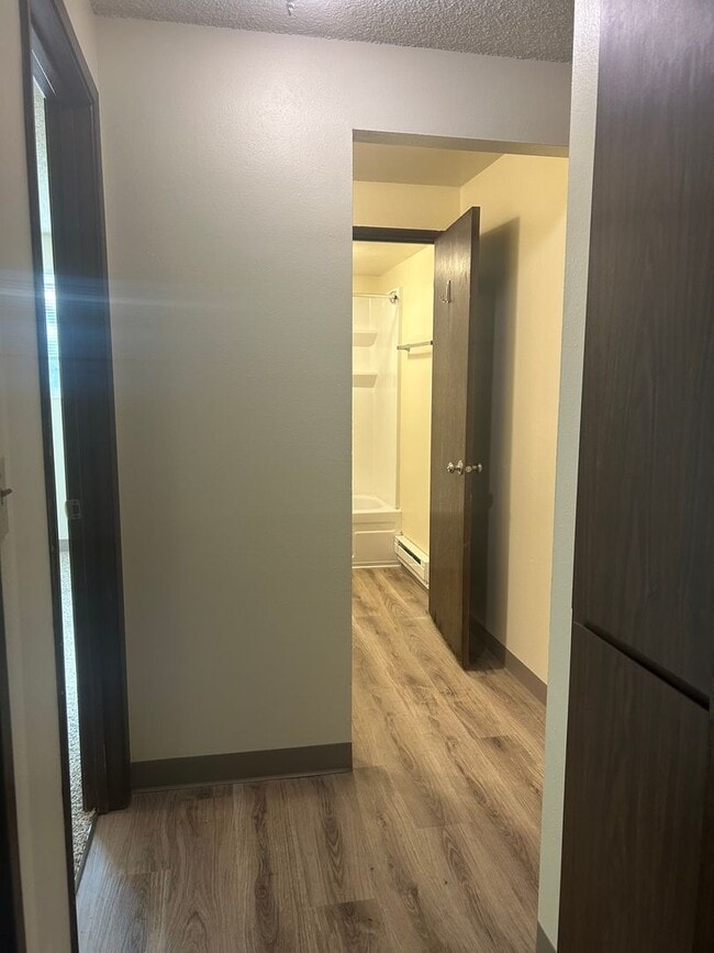 Building Photo - (946) 2780-B - Beautiful Updated 2-bedroom/1-bath