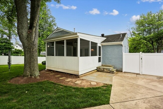 Building Photo - 3801 Denfeld Ave
