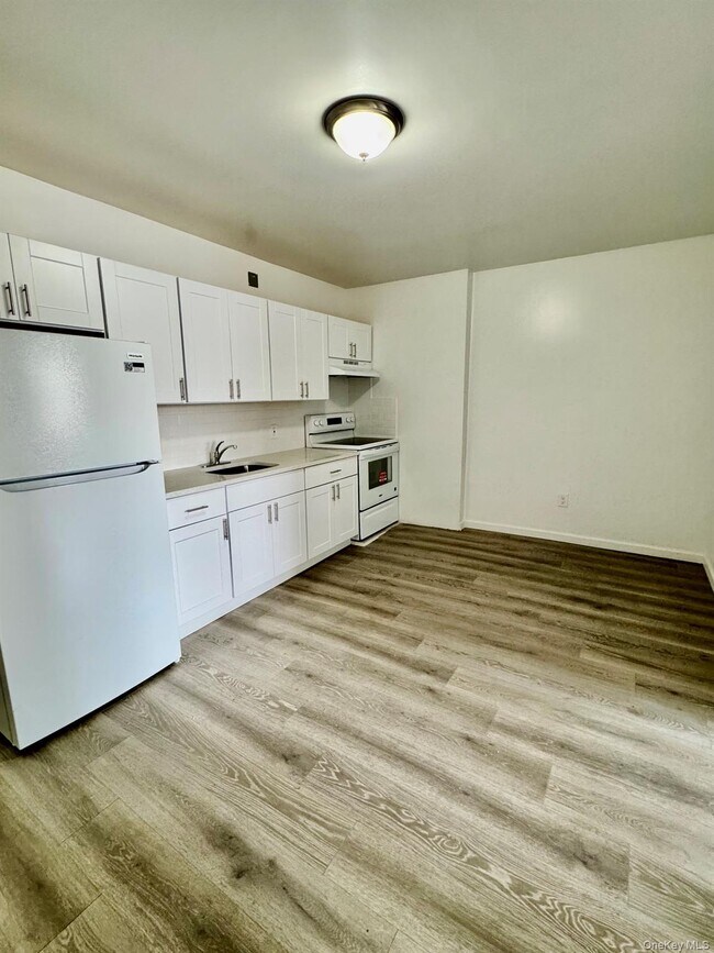 Building Photo - 320 Jericho Tpke