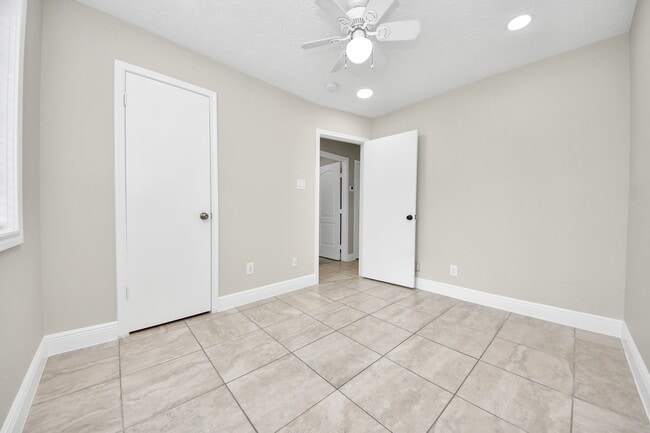 Building Photo - 5039 E Pagewick Dr