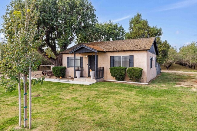 Building Photo - 2 bedroom / 1 bathroom available for rent ...