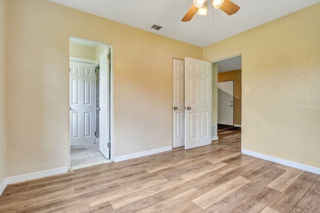Building Photo - 2183 Crandon Ave