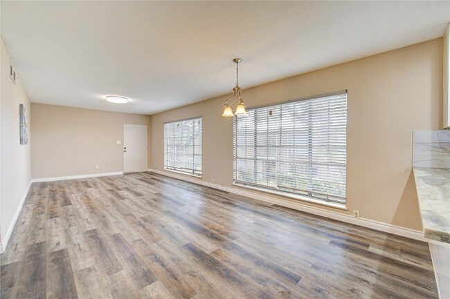 Building Photo - 2101 Fountain View Dr