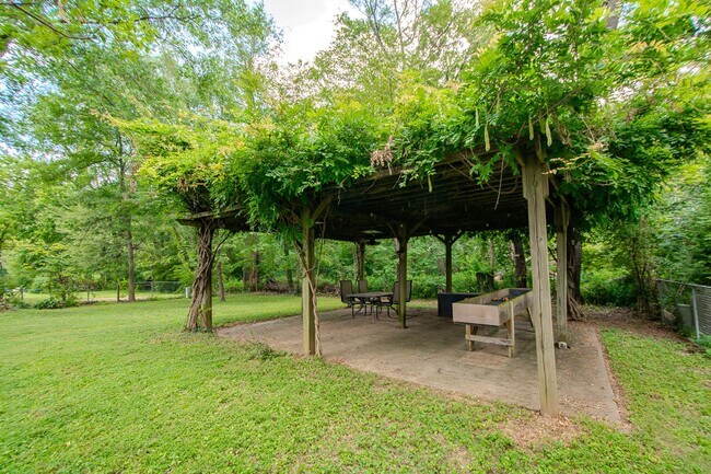Building Photo - Recently Updated! 4 Bed/2.5 bath