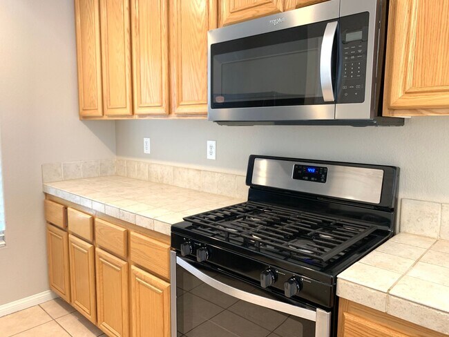 Building Photo - 3 Bedroom House in gated community