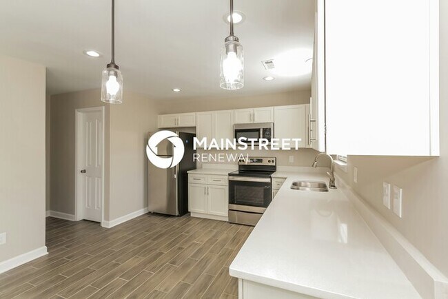 Building Photo - 4 Bedroom Pet-Friendly Home in Charlotte, NC with Main Street Renewal