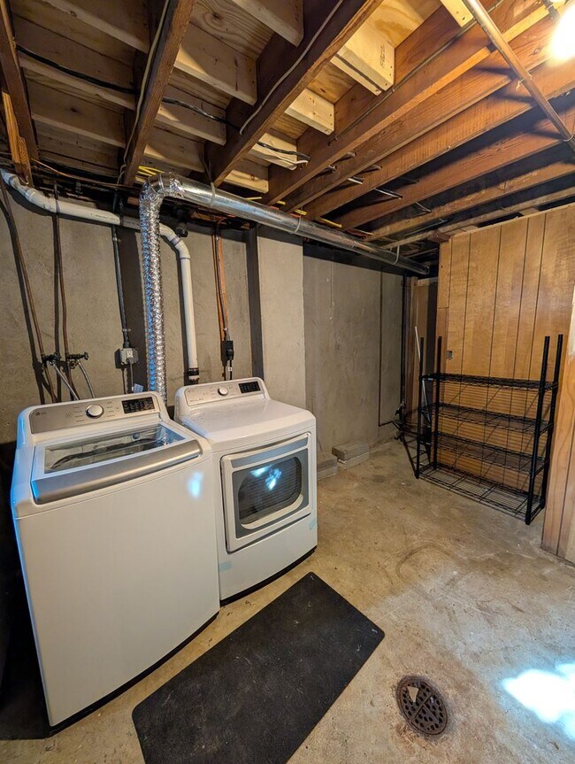 Building Photo - Great West Asheville Location!