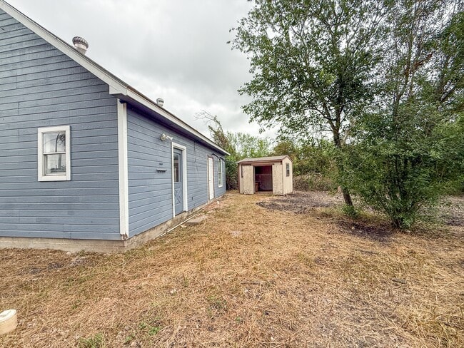 Building Photo - 300 Schmucks Rd