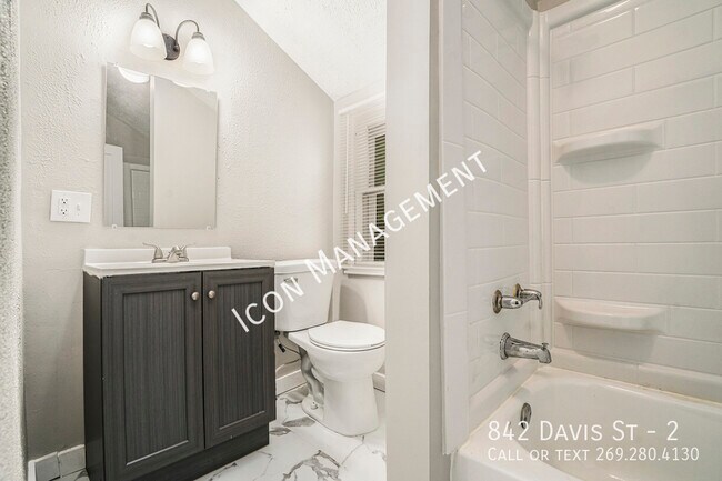Building Photo - 842 Davis St