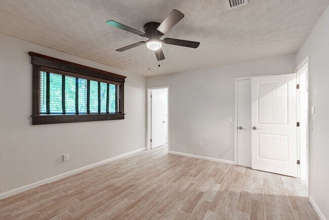 Building Photo - Welcome to your Lake Home