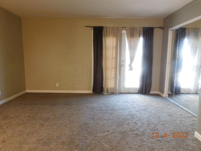 Building Photo - Spacious 3-bedroom, 2-bathroom home