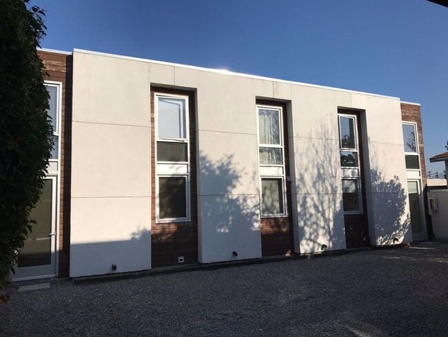 Building Photo - 832.5 Milton St