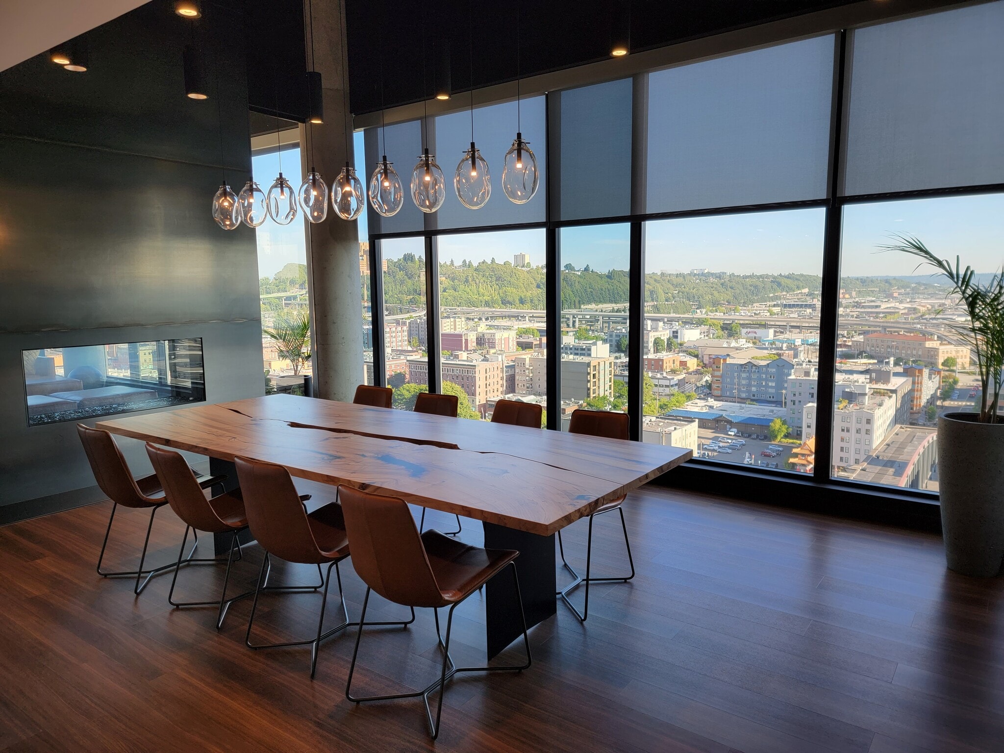 Amenity: Dining area in lounge - 450 S Main St