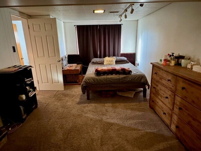 Building Photo - Spacious Split Level in Baldwin for Rent- ...