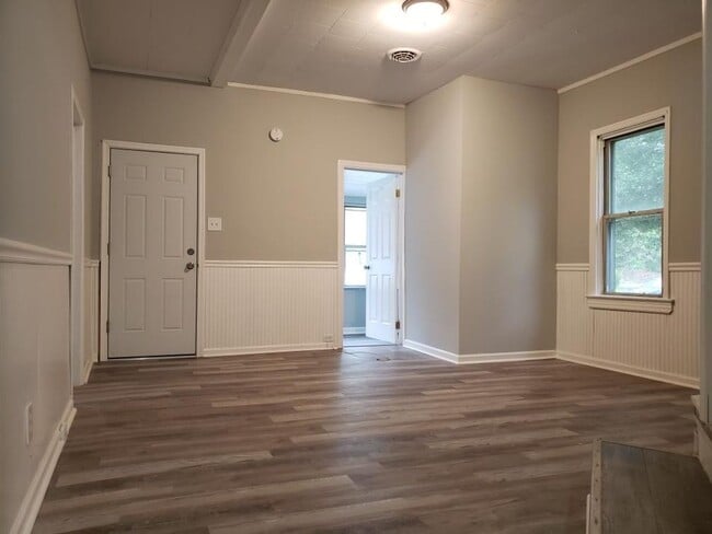 Building Photo - Newly Renovated 4 Bedroom, 1 Bath! Ready for Move-In!!!!