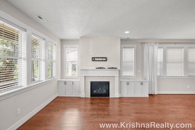 Building Photo - Gorgeous 4 BD* 2.5 BA* Single Family Home ...