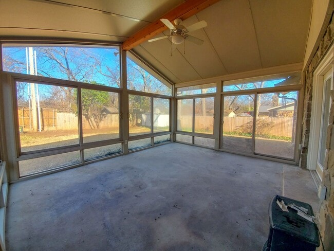 Building Photo - 3 bedroom 2 bath home in Shawnee