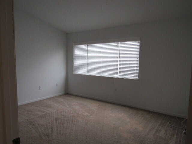 Building Photo - Large 3 bedroom 2.5 bathroom Townhouse