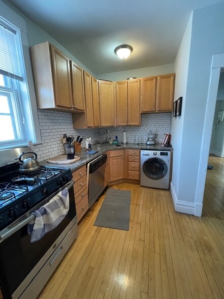 Building Photo - 1441 W Berteau Ave