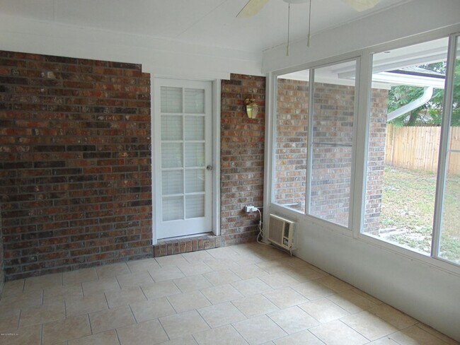 Building Photo - "NEW YEAR'S SPECIAL $500 OFF FIRST FULL MO...