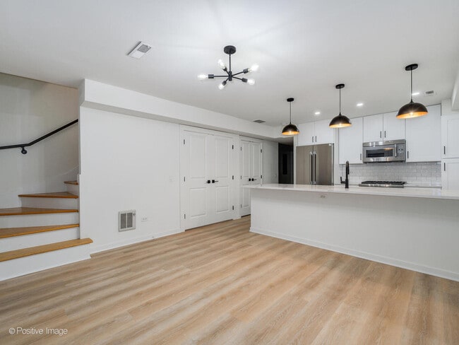 Building Photo - 842 N Wolcott Ave