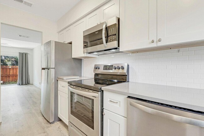 Building Photo - 415 N Cypress Dr