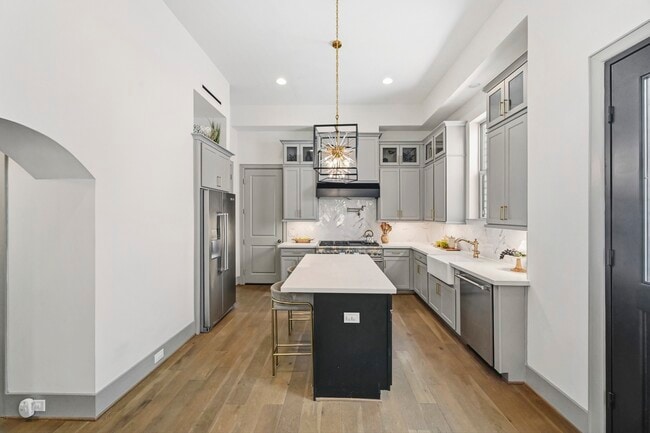Building Photo - 523 W 25th St