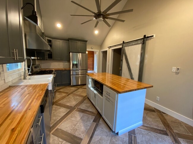 Building Photo - Unique Home in Perry