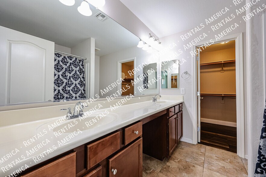 Building Photo - 886 S Brewer Dr