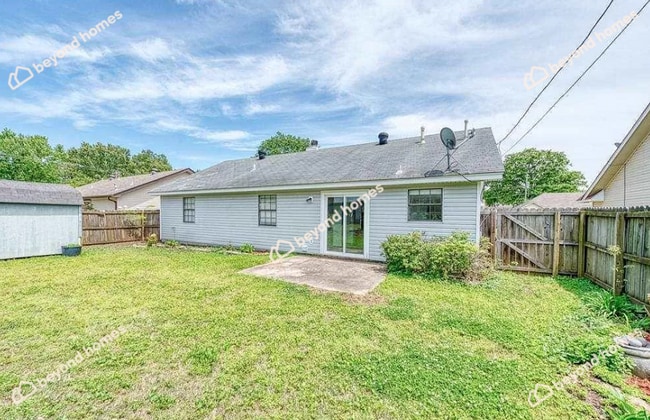 Building Photo - Updated 3BD/1.5BA Gem with Fireplace & Fen...