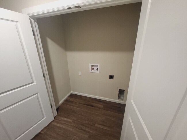 Building Photo - 3 bed 2 bath 2 car garage with fenced back yard.