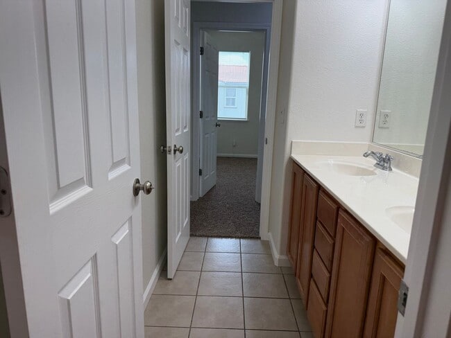Building Photo - Gorgeous 4 bedroom 2 story home in Anatolia